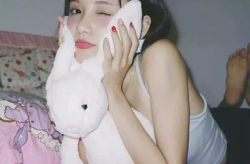 抽鞭炮小姐姐图片,小姐姐的喜庆瞬间