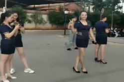 小姐姐们揽客,小姐姐们的揽客艺术揭秘